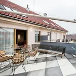 K52 Luxury 4Bdrm 4Bthrm Apartment