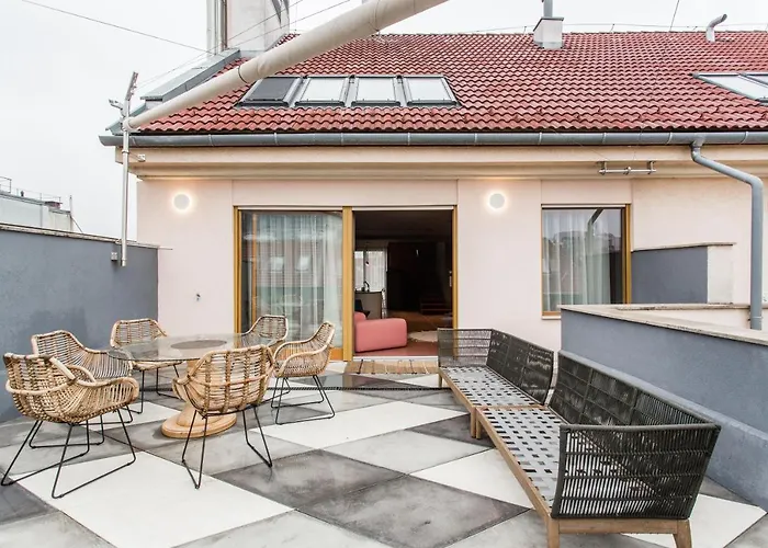 K52 Luxury 4Bdrm 4Bthrm Apartment